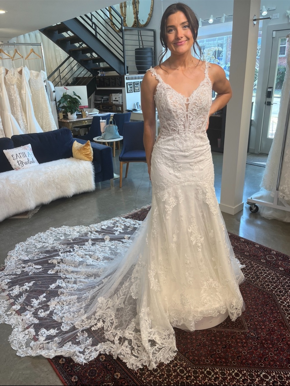 Elegant White Lace Bridal Gown with Long Train - Picture 5 of 7